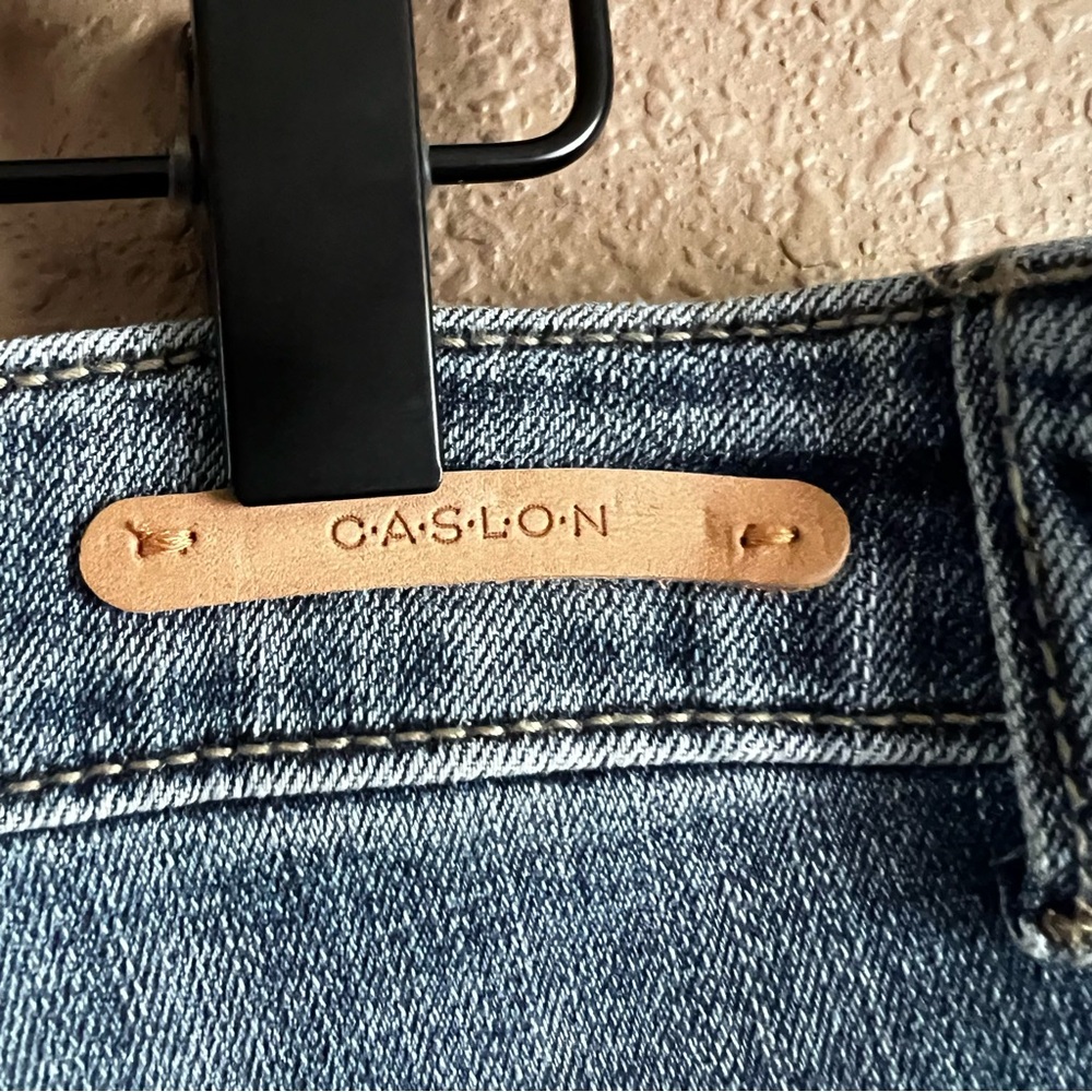 Caslon Boyfriend Jean Shorts with Cuffed Hems and Embroidered Sides Size 32 - Picture 6 of 8